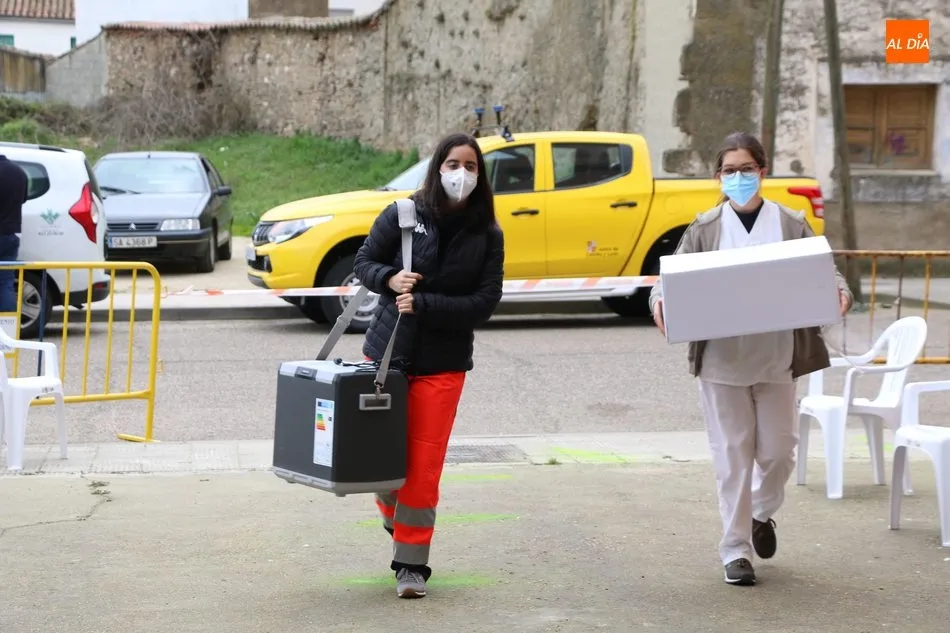 Sanitarias con un lote de vacunas frente al coronavirus en Vitigudino. Foto de archivo