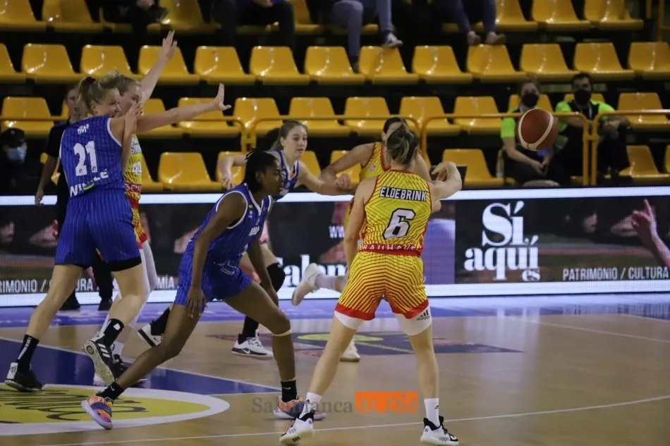 Eldebrink da un pase frente a varias jugadoras del Avenida / Lydia González