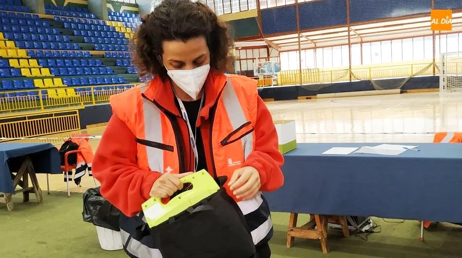 Sanitaria en una de las jornadas de vacunación en Béjar. Foto de archivo