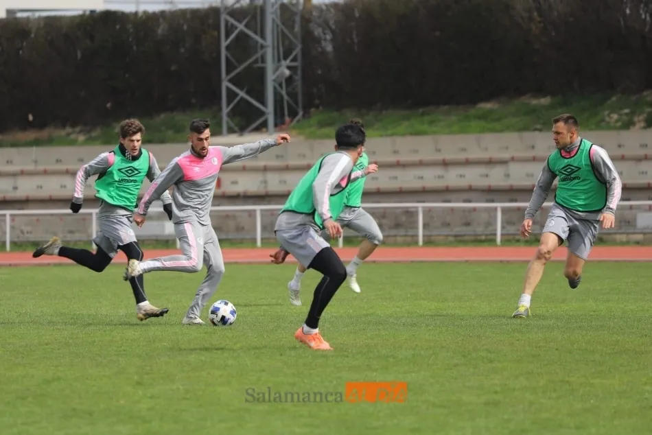 Camacho conduce un balón / Lydia González