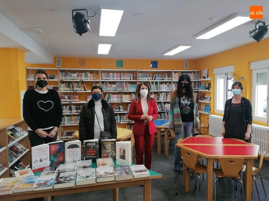 La concejala de Cultura, María Victoria Bermejo, durante esta visita a las instalaciones en la que ha estado acompañada por la concejala de Participación Ciudadana, Almudena Parres, y por la presidenta del Barrio Vidal, María Teresa Rodríguez. Foto de Lyd