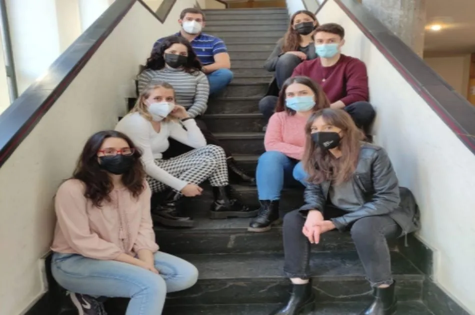 Foto del grupo Opa: luz mediterránea, conformado por ocho alumnos del máster: Fran, Irene, Belén, Nuria, Adriana, Luis, Paloma y María (de izquierda a derecha)