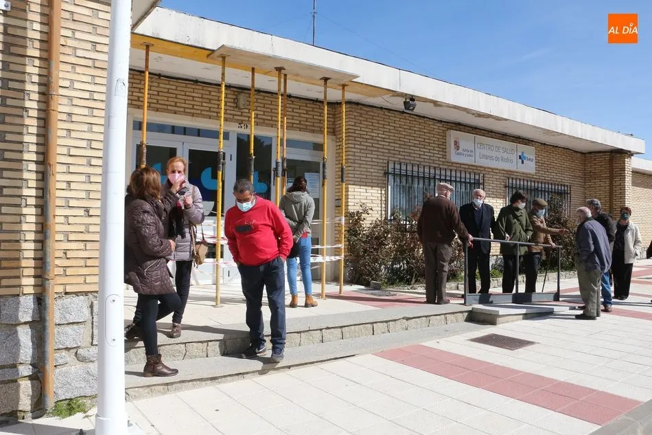 Pacientes esperando para la vacunación frente al coronavirus en el centro de salud de Linares. Foto de archivo