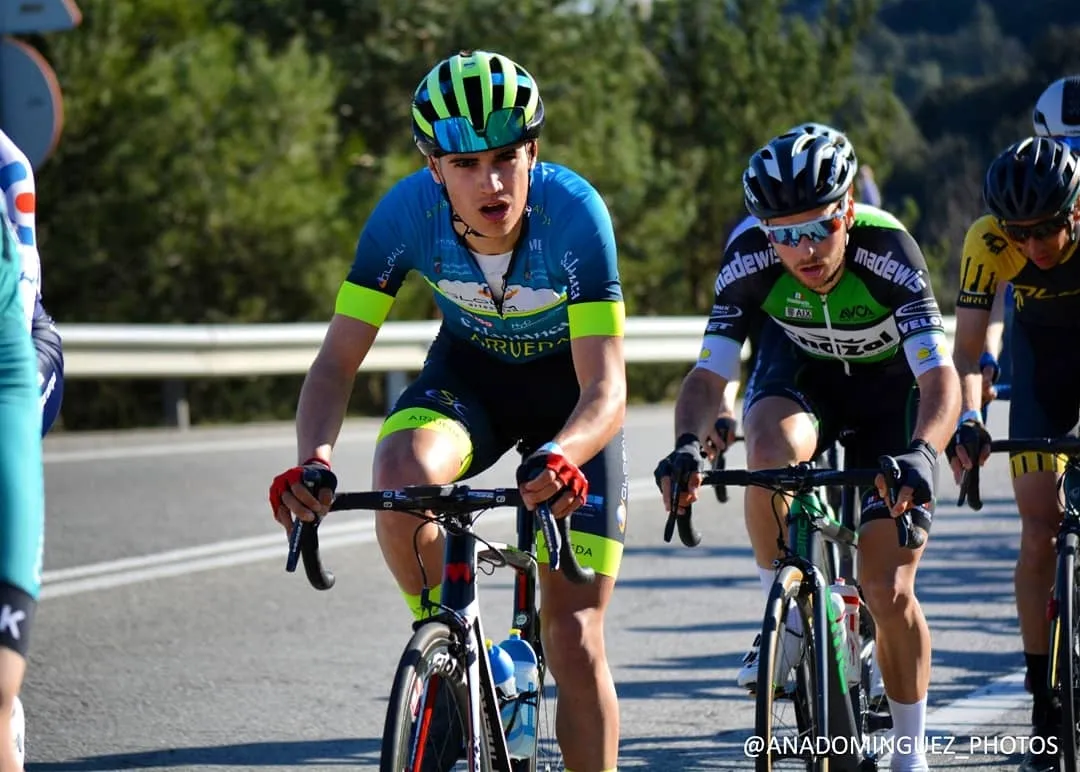 David Domínguez, encima de su bici