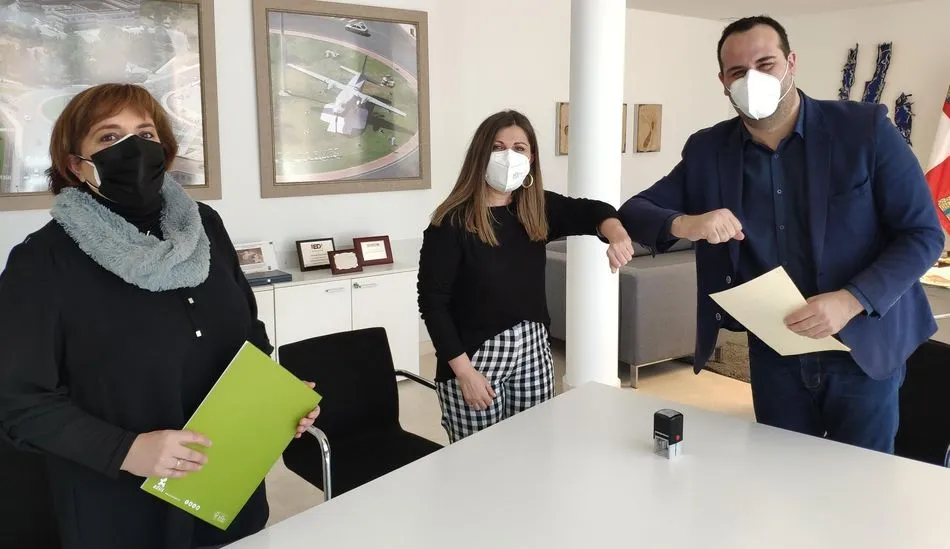 La renovación del acuerdo la firmaron El alcalde de Santa Marta de Tormes, David Mingo, y Gema López, responsable del centro de la Fundación Adsis