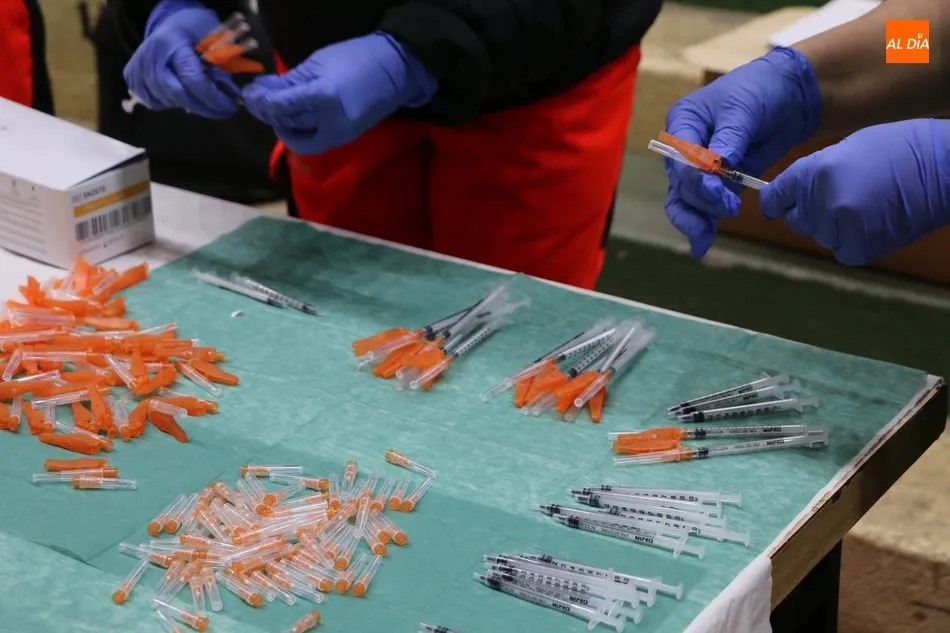 Casado ha defendido que se muy necesario seguir vacunando porque la propia enfermedad genera muchos más efectos que los relacionados con la vacuna