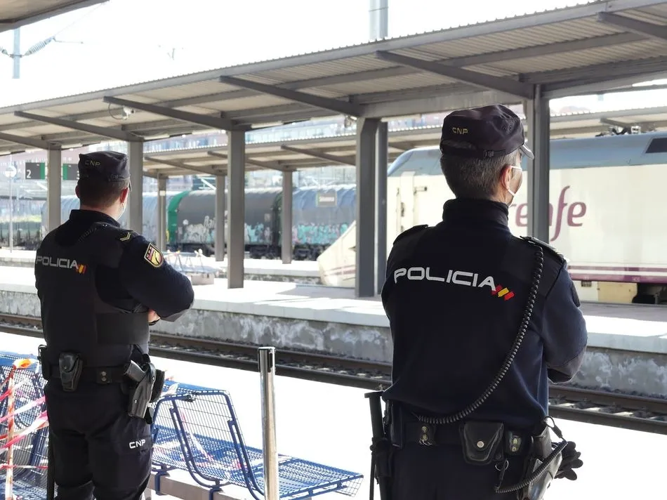 Policía en la estación de trenes