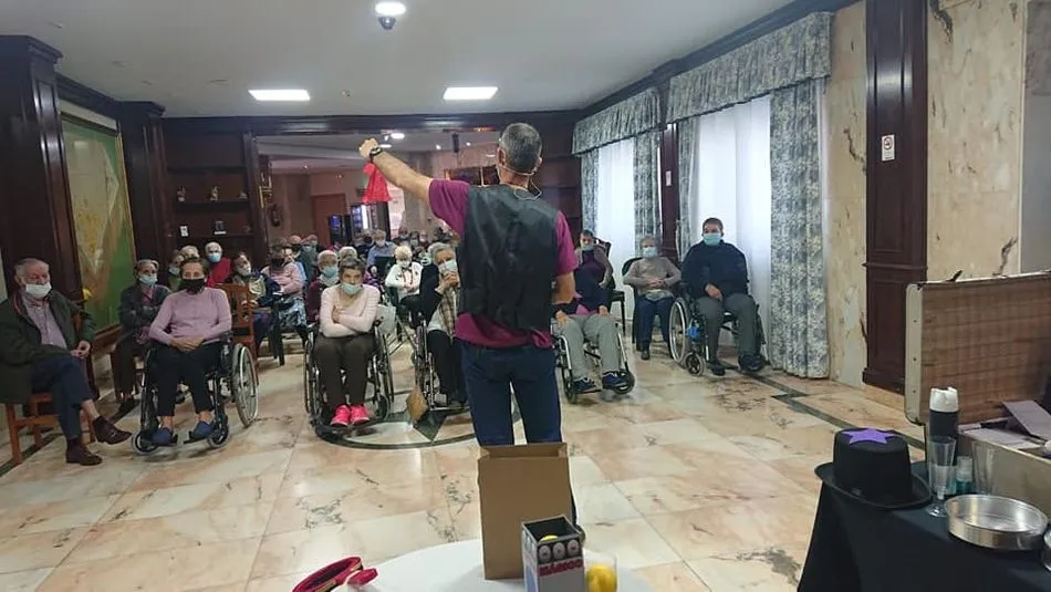 Actuación de magia en la Residencia de Mayores Arapiles