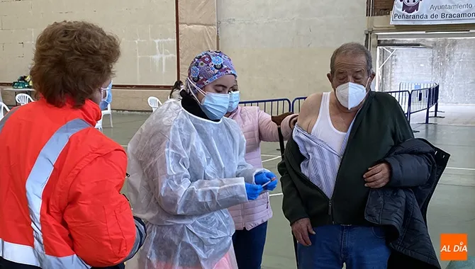 El pabellón municipal acogía este viernes una nueva jornada de vacunación para grandes dependientes y mayores