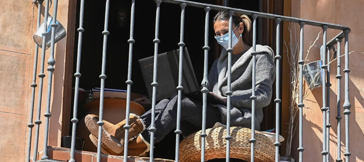 Más de la mitad de los españoles se siente feliz en casa a pesar de las restricciones de movilidad