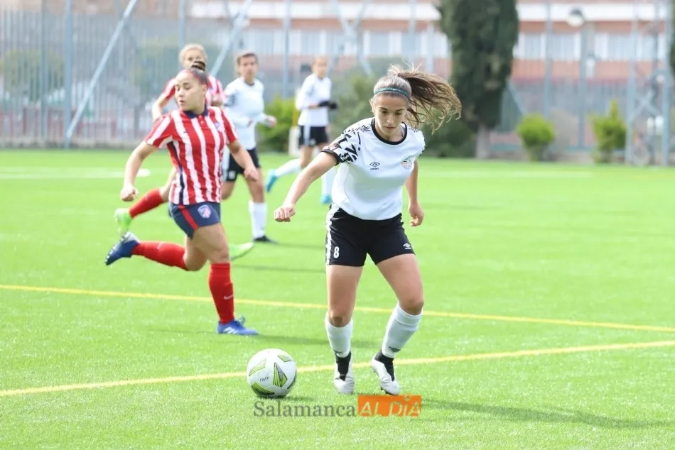 Lauris, ante una jugadora del Atlético de Madrid / Lydia González