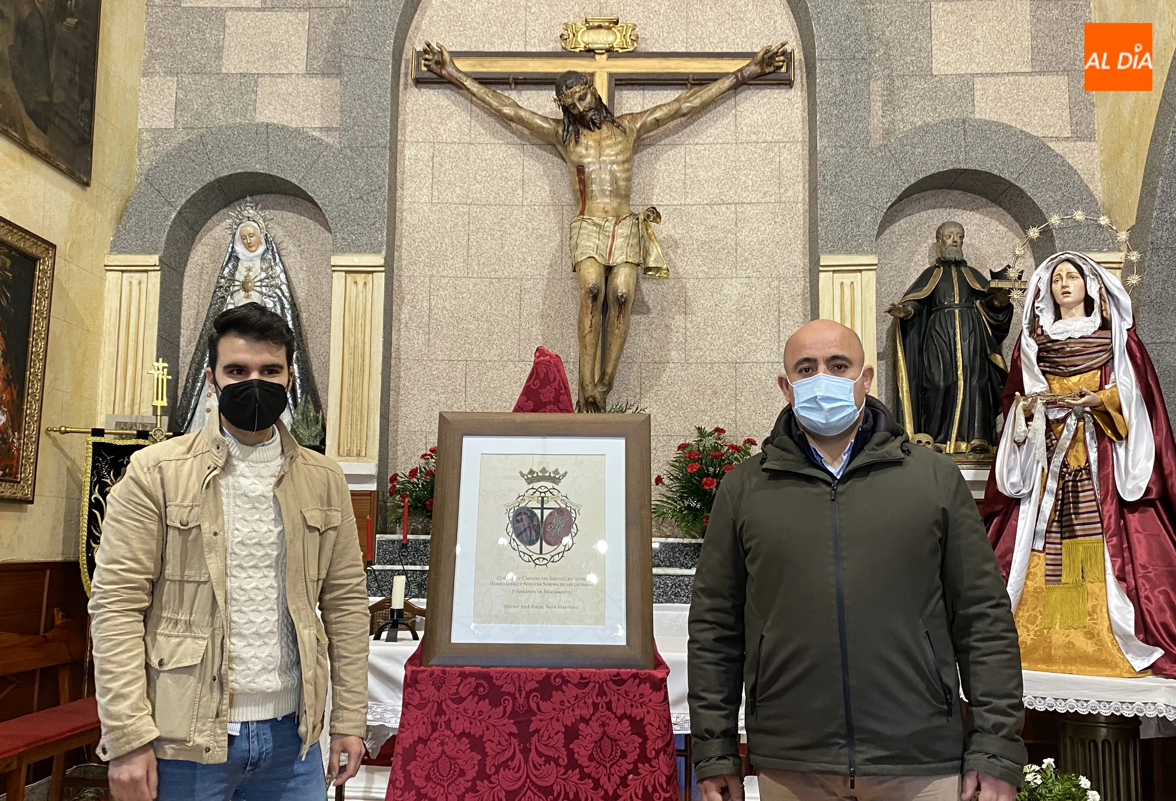 Guillermo Flores, responsable de la Cofradía y el Cabildo, y José Ángel Nava, diseñador, presentaban el nuevo escudo