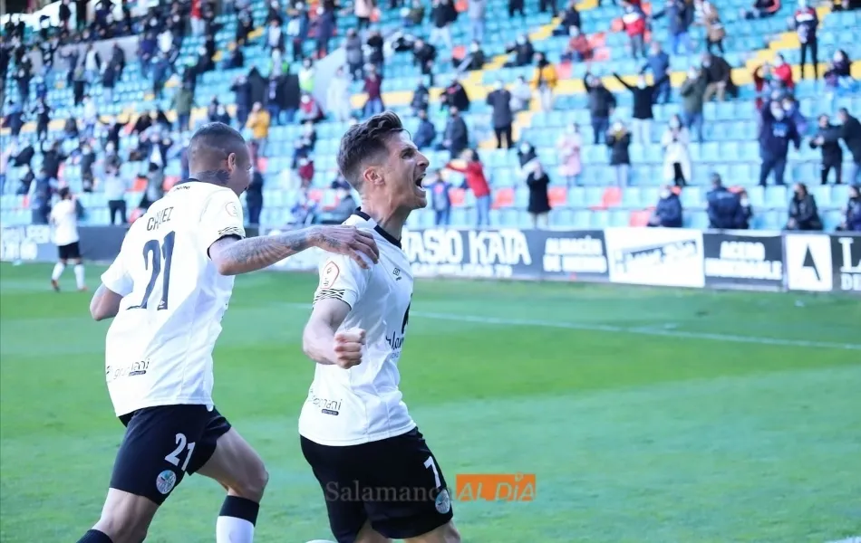 Llorente y el Puma celebran un gol