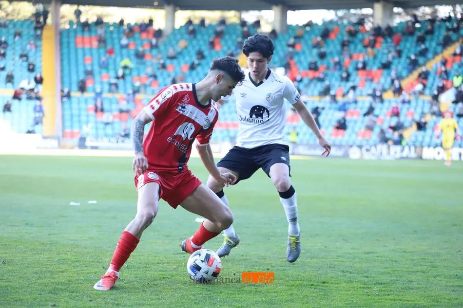 Diego Hernández protege el balón ante Sepúlveda