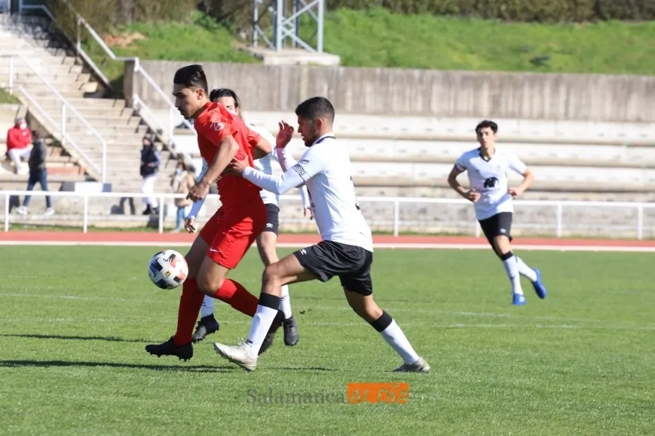 Acción del derbi entre el Salamanca y el Santa Marta el pasado fin de semana