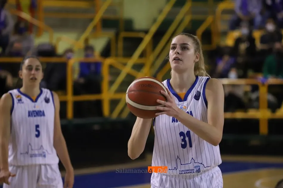 Bella Alarie, en un partido, lanza un tiro libre