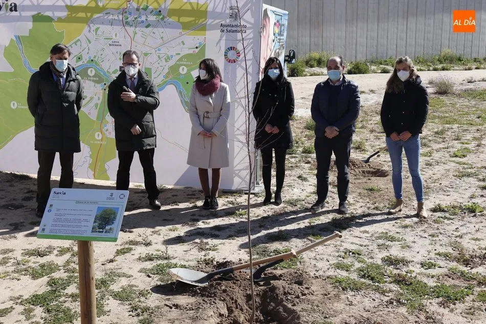 El alcalde, Carlos García Carbayo, y el director gerente del Hospital Universitario, Luis Ángel González, junto a otros sanitarios en la plantación de los primeros árboles de este bosque en la ribera del río Tormes, junto al nuevo vial de acceso al hospit
