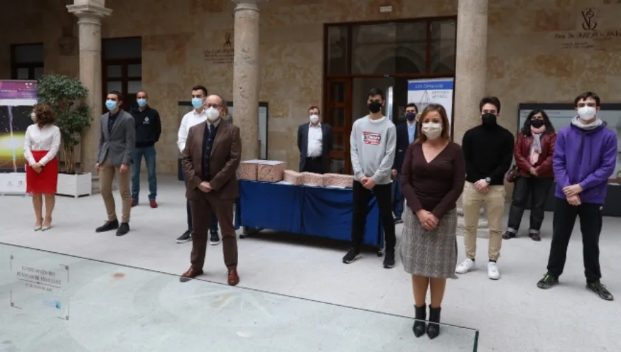 La ceremonia tuvo lugar el pasado viernes en el patio del péndulo de la Facultad de Físicas