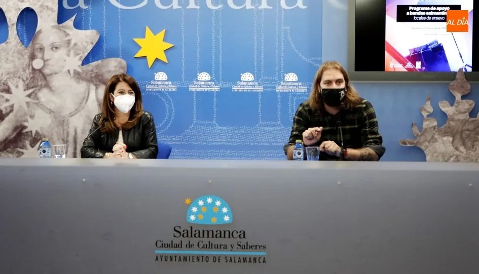 La concejala de Cultura, Mª Victoria Bermejo, en la presentación de esta propuesta, junto a un representante de Arcane Planet. Fofo de Guillermo García