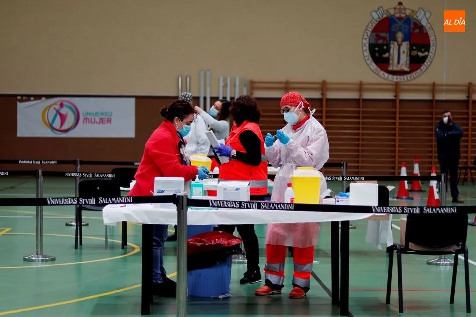 Sanitarios durante la vacunación de universitarios que se realizó en el pabellón Unamuno
