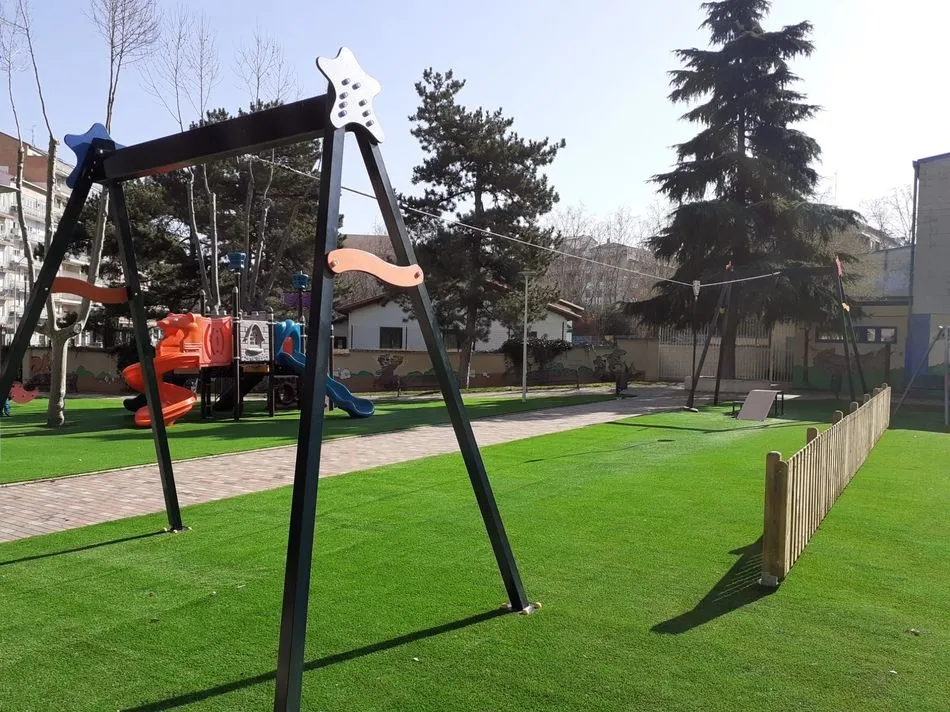 Instalación de juegos infantiles en el parque de la Alamedilla