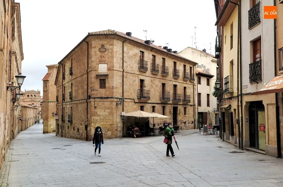 Varias personas pasean por el centro de la ciudad