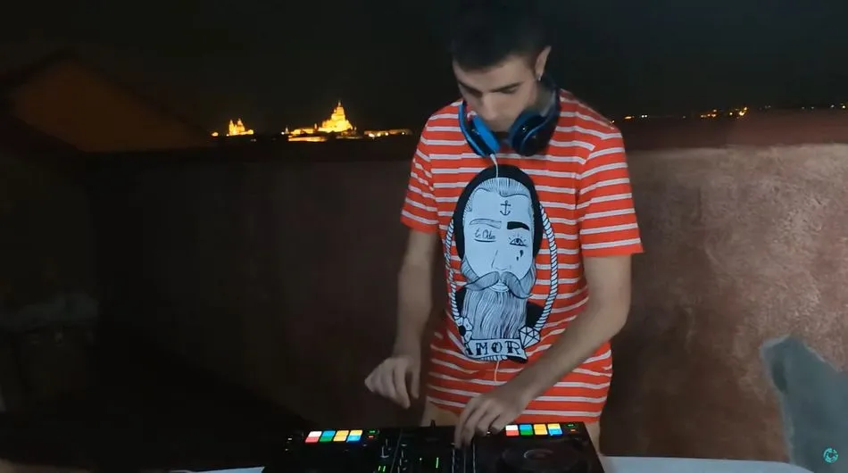 EFRA Dj, en una sesión en Salamanca