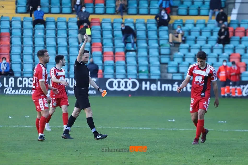 Marín recibe una amarilla tras una entrada