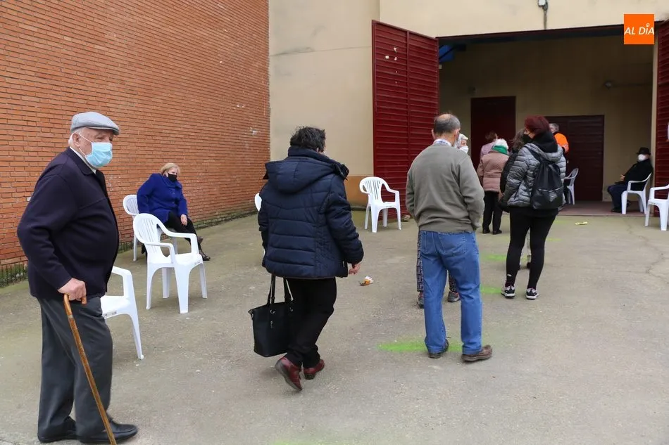 Personas mayores esperando su turno para la vacuna frente al coronavirus en Vitigudino. Foto de archivo