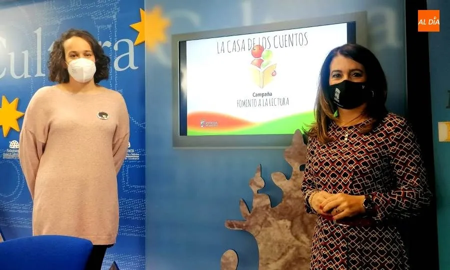 Mª Victoria Bermejo, concejal de Cultura, a la derecha, junto a Rebeca Martín, de Unpuntocurioso. Foto de Lydia González