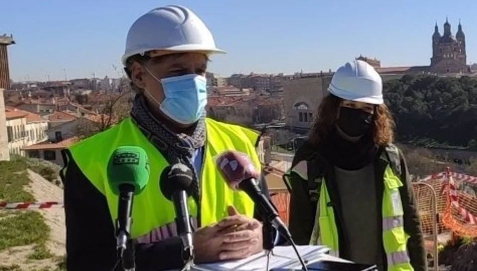 El alcalde de Salamanca, Carlos García Carbayo, atiende a los medios de comunicación en el Cerro de San Vicente. Foto EP