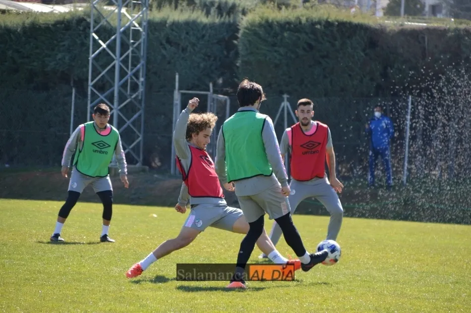 Antonio Alemán, del filial, intenta cortar un pase de Javi Navas / Carlos Cuervo