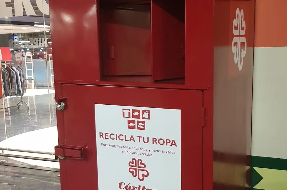 El Corte Inglés recoge 240.000 kilos de ropa usada para entregar a Cáritas y darle un nuevo...