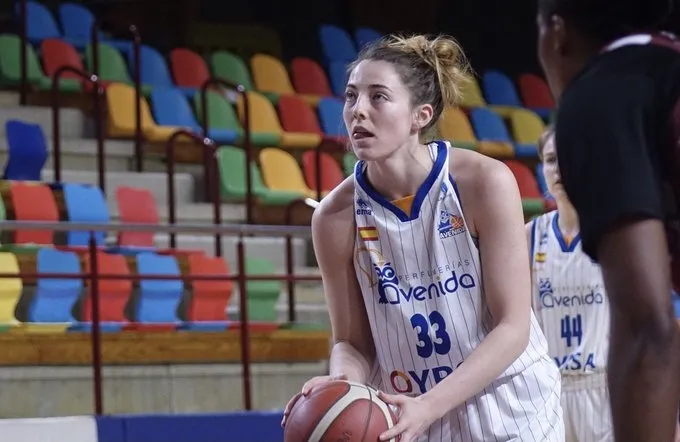 Katie Lou lanza un tiro libre