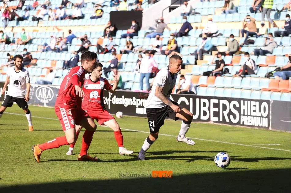 Ramiro intenta quitarle un balón al Puma