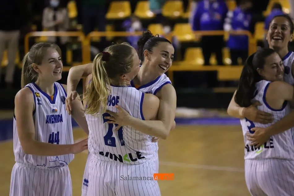 Abrazos entre las jugadoras del Avenida después de meterse en la F4