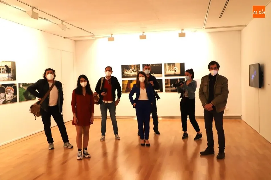 La concejala de Cultura, María Victoria Bermejo, en el centro, junto a los autores de las fotografías que componen esta exposición. Foto de Lydia González
