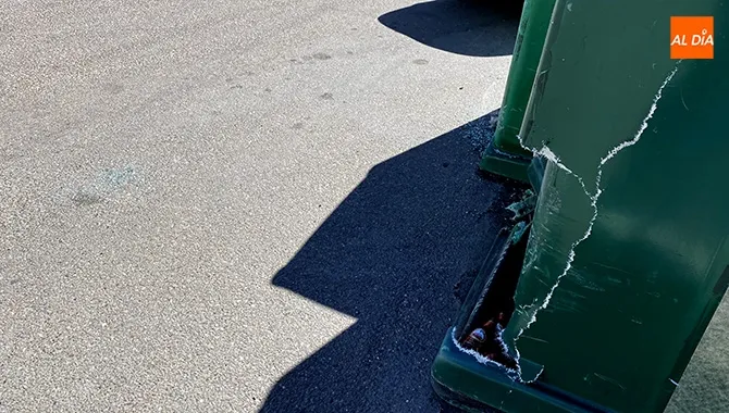 Imagen de los daños de los contenedores y los cristales en el asfalto del Paseo de la Estación de Peñaranda