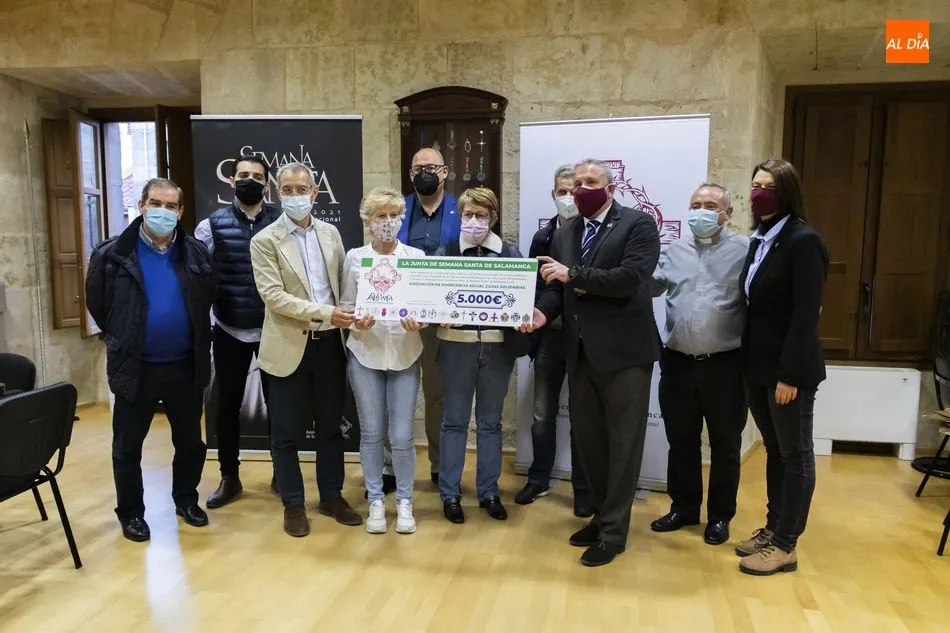 Entrega del cheque solidario de la Junta de Semana Santa a Cajas Solidarias. Fotos: Guillermo García San Miguel