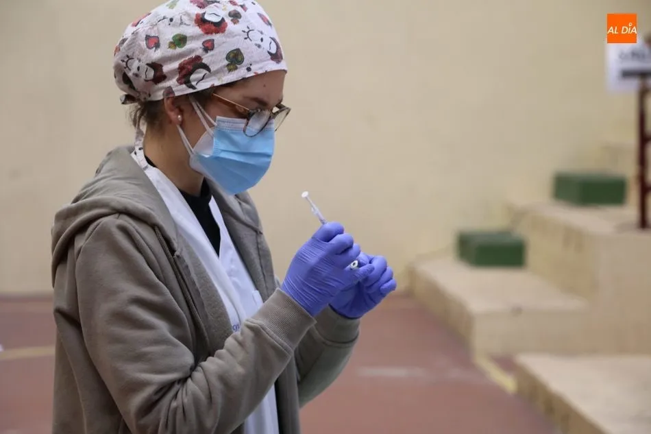 Sanitaria en la vacunación a personas mayores en Vitigudino. Foto de archivo