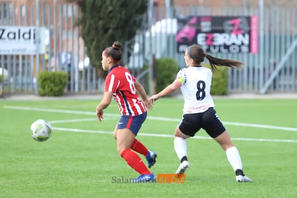 Lauris presiona a una jugadora del Atleti