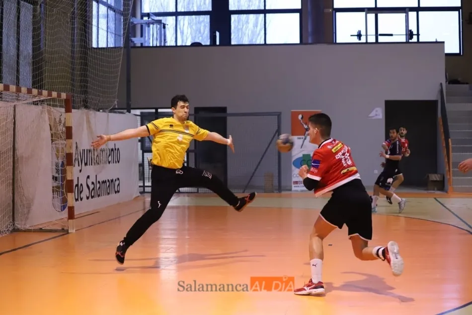 El portero Javi Sánchez se hace grande para detener un disparo rival