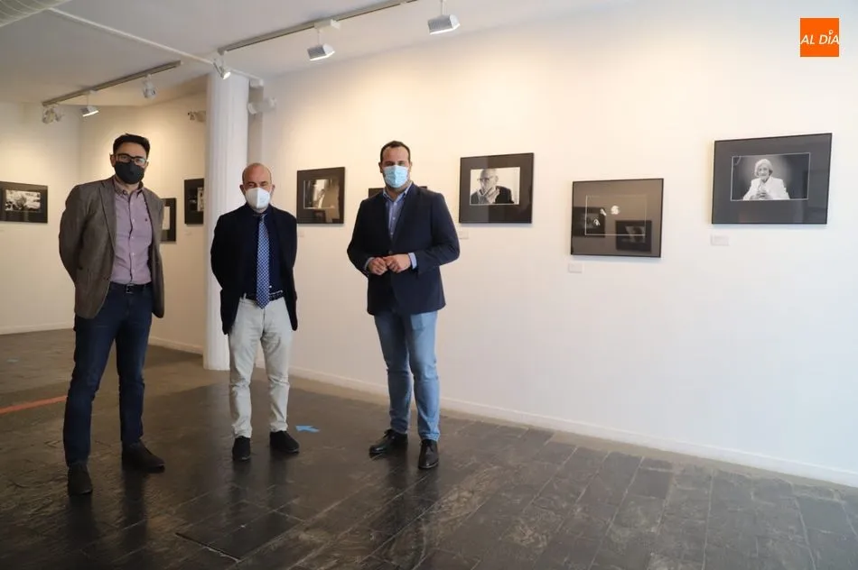 El diputado de Cultura, David Mingo, el gerente del Instituto Castellano y Leonés de la Lengua, Luis González, y el jefe del departamento de actividades culturales del Instituto Cervantes, Ernesto López, presentan esta exposición. Foto de Lydia González