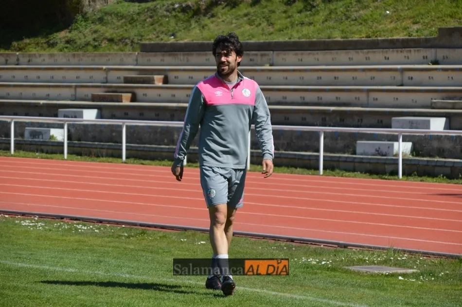 Javi Navas se retira del entrenamiento del jueves