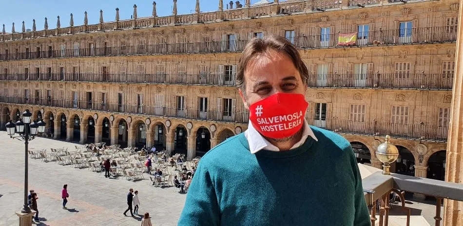 Fernando Castaño, concejal de Turismo del Ayuntamiento de Salamanca, con la mascarilla que le ha regalado su compañera de partido Begoña Villacís. Foto @FerCastanoCs