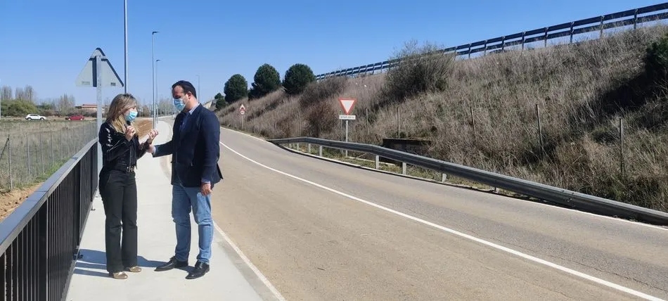 La concejal Marta Labrador y el alcalde, David Mingo, junto al camino recién reformado - Ayto. Sta. Marta