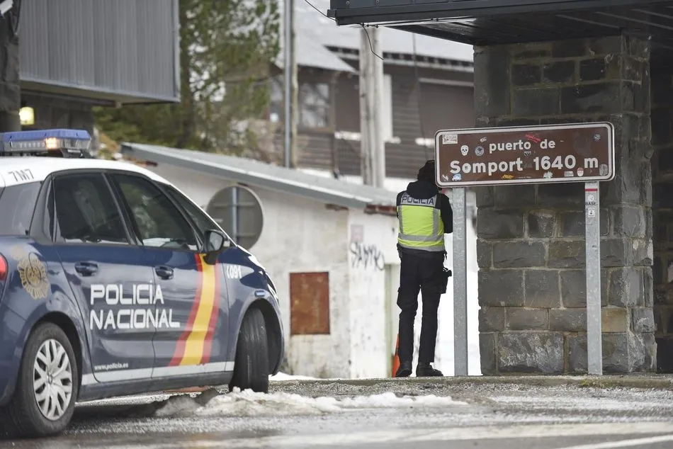 Un agente hace guardia en el puesto fronterizo de Somport (Huesca) - Europa Press - Archivo