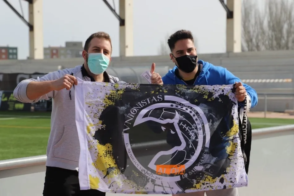 Aficionados de Unionistas, a su llegada al campo / Lydia González