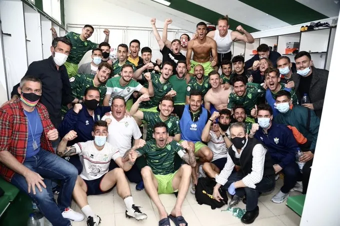 El vestuario celebra el triunfo / CD Guijuelo