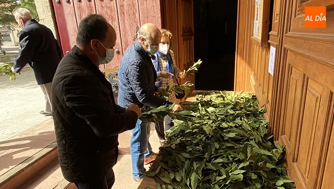 Multitud de fieles recogían su ramo a las puertas de la iglesia parroquial San Miguel Árcangel